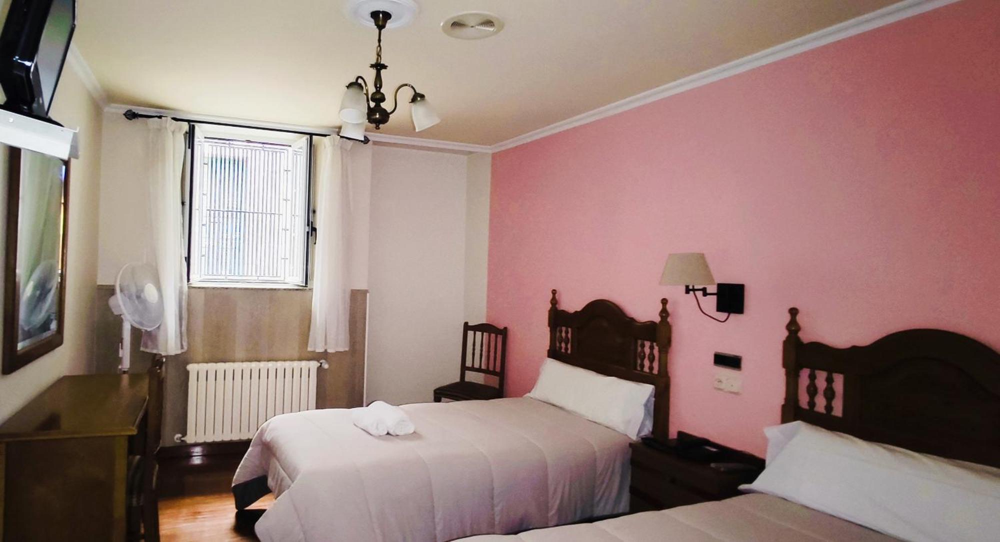 Pico Sacro I Hostal-Pension Santiago De Compostela Room photo